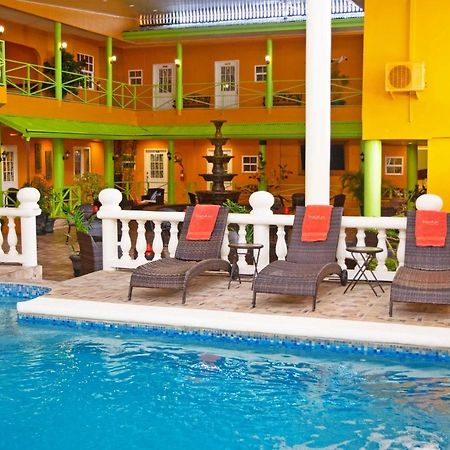 Beverly'S Oasis Suites Скарбъро Екстериор снимка