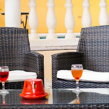 Beverly'S Oasis Suites Скарбъро Екстериор снимка