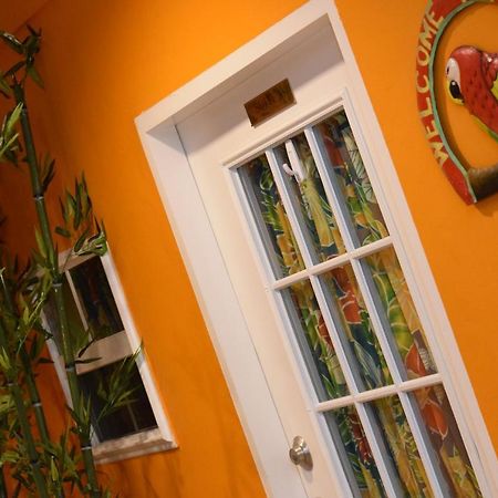 Beverly'S Oasis Suites Скарбъро Екстериор снимка