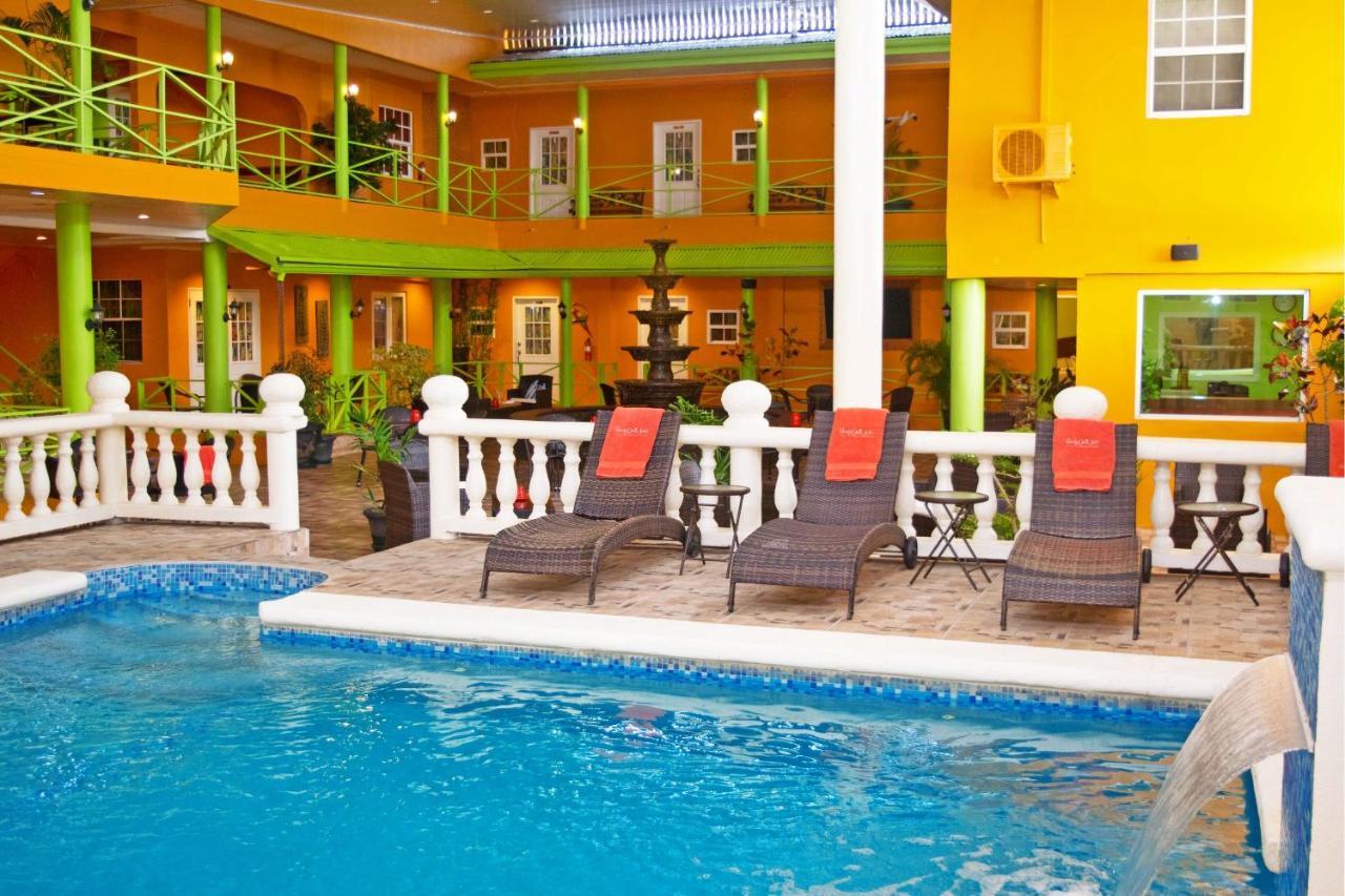 Beverly'S Oasis Suites Скарбъро Екстериор снимка