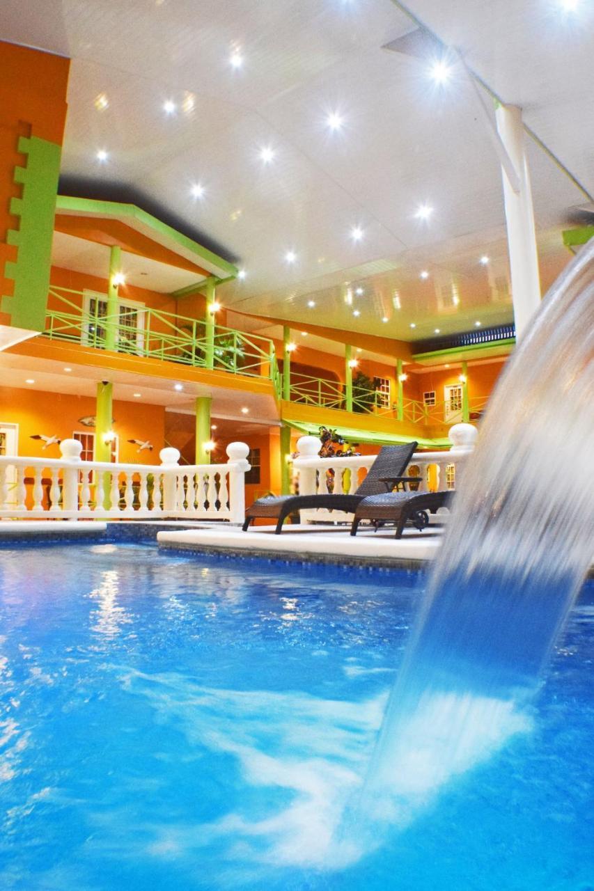 Beverly'S Oasis Suites Скарбъро Екстериор снимка