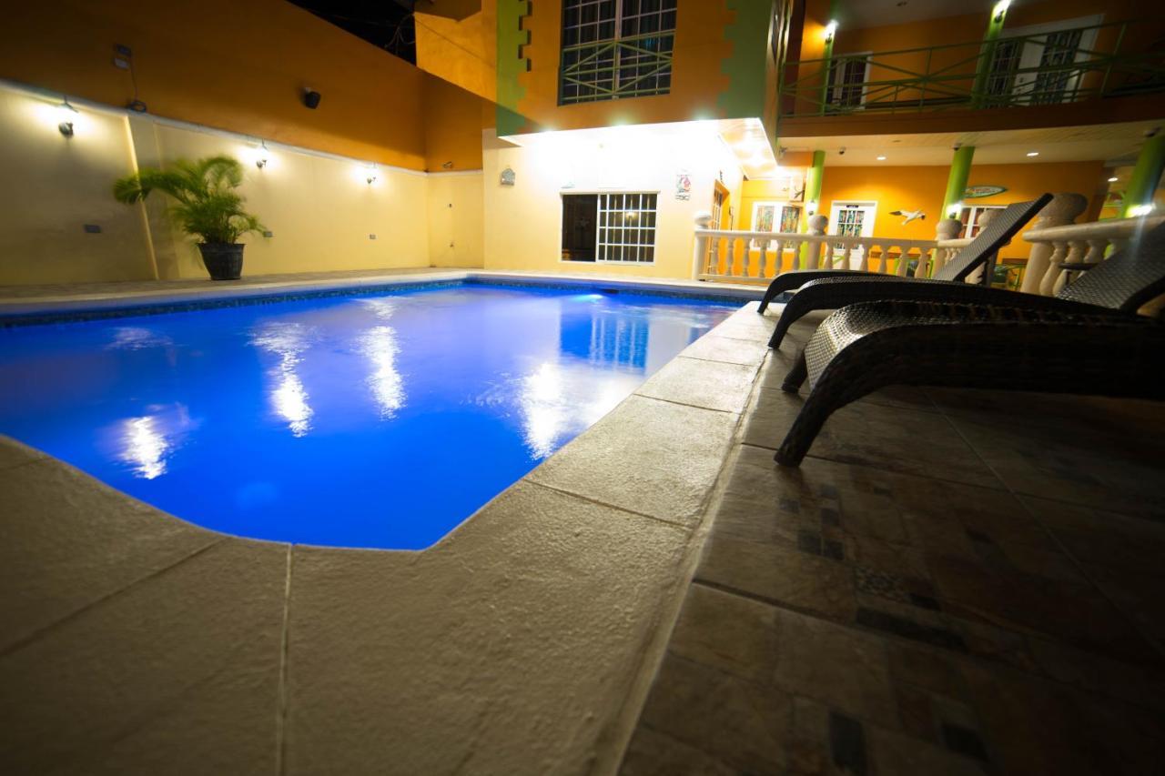 Beverly'S Oasis Suites Скарбъро Екстериор снимка