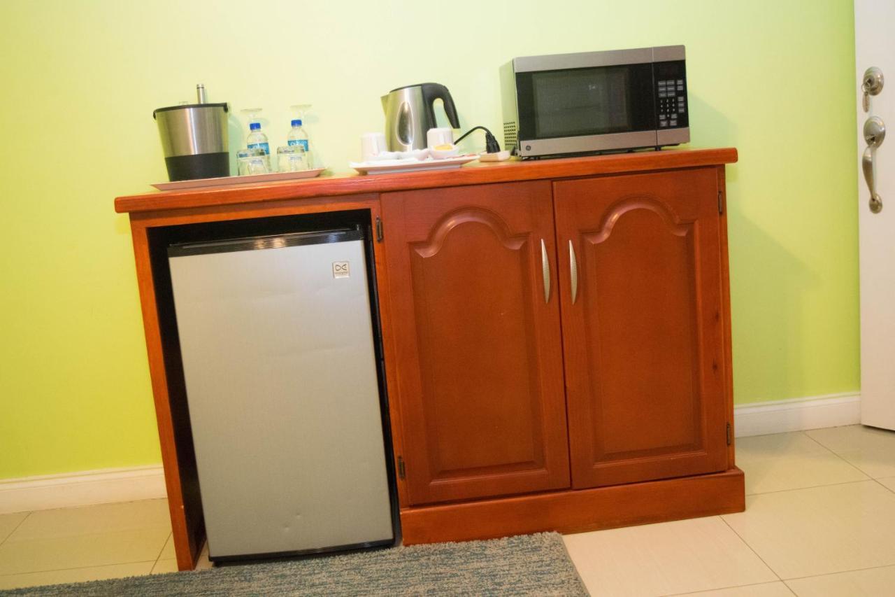 Beverly'S Oasis Suites Скарбъро Екстериор снимка