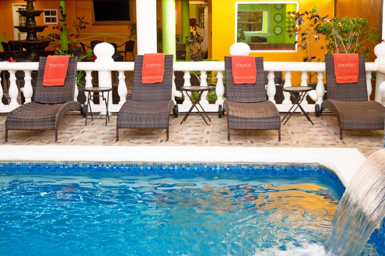 Beverly'S Oasis Suites Скарбъро Екстериор снимка