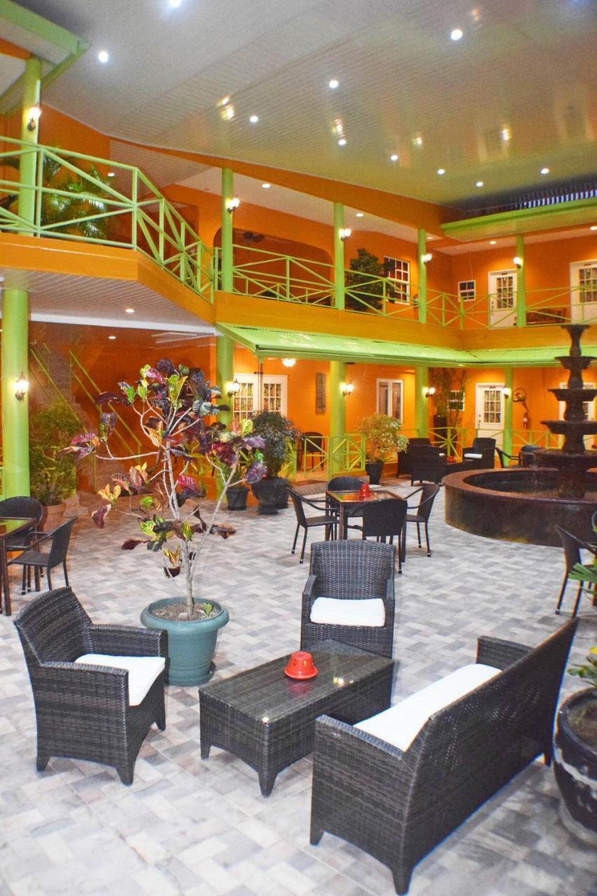 Beverly'S Oasis Suites Скарбъро Екстериор снимка
